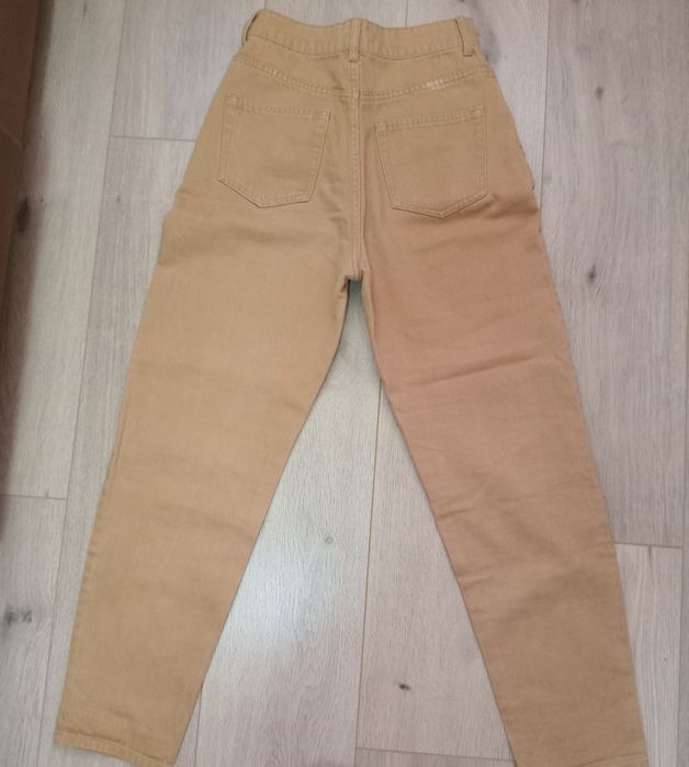 Джинсовые брюки, кирпичного цвета