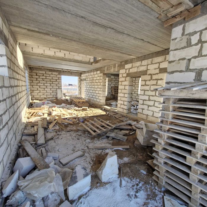 Продам участок с недостроенным домом в жероме