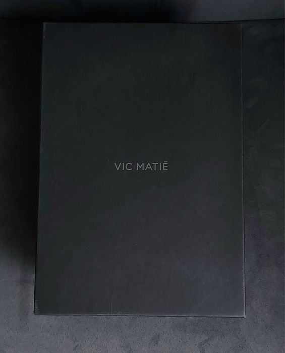 Vic Matie - Noi - Cu eticheta