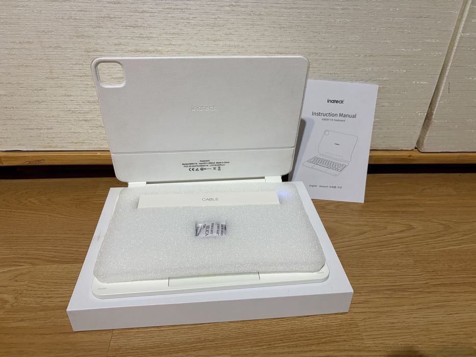 Husă cu tastatură pentru iPad nouă!