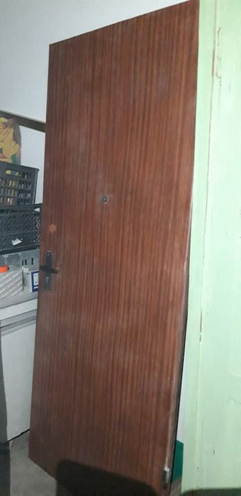 Продам металлическую дверь.