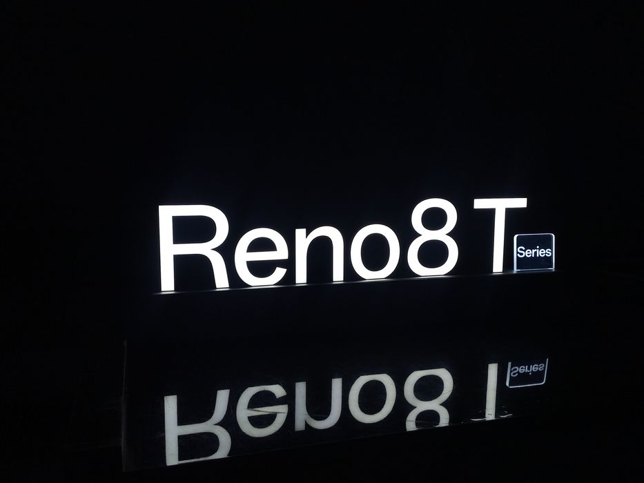 Reno 8T yozuvli yonib turuvchi aksesuar