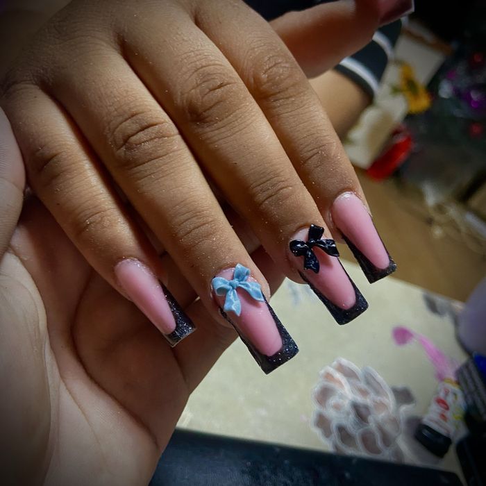 Ofer servicii de manichiura