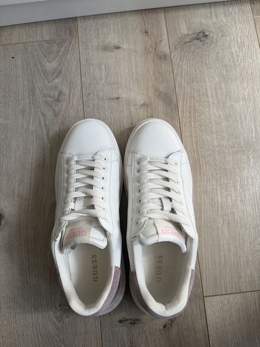 Обувки GUESS!Имат леки забележки но са подходящи за всички поводи