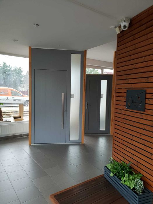 Usa de intrare din lemn stratificat