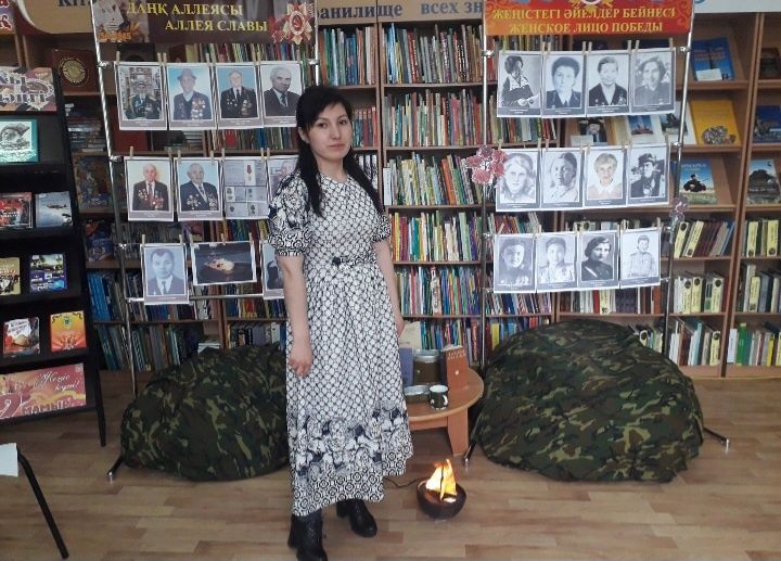 Ведущий на двух языках