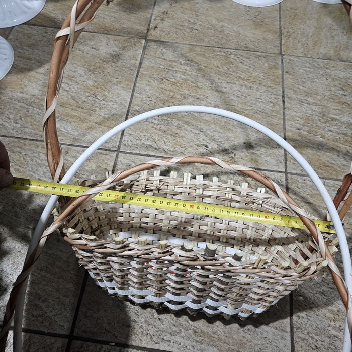 Ръчно изработени кошници за аранжиране .