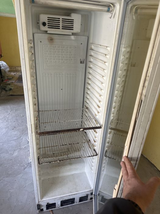 Xolodilnik vitrenniy