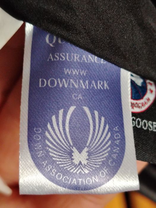 Vînd geacă  damă Canada Goose -marinea  M.  nouă !