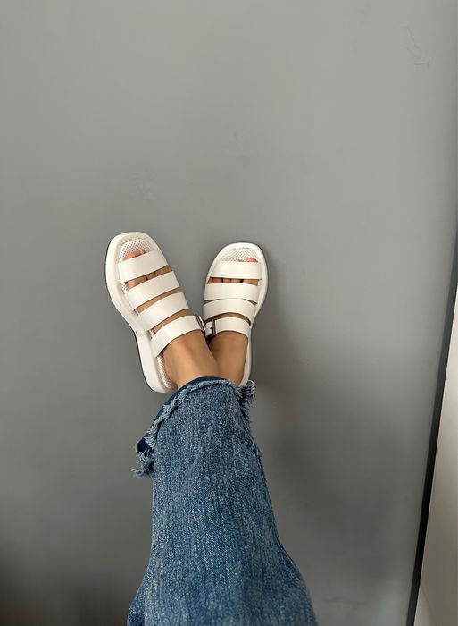 Женские сандалии