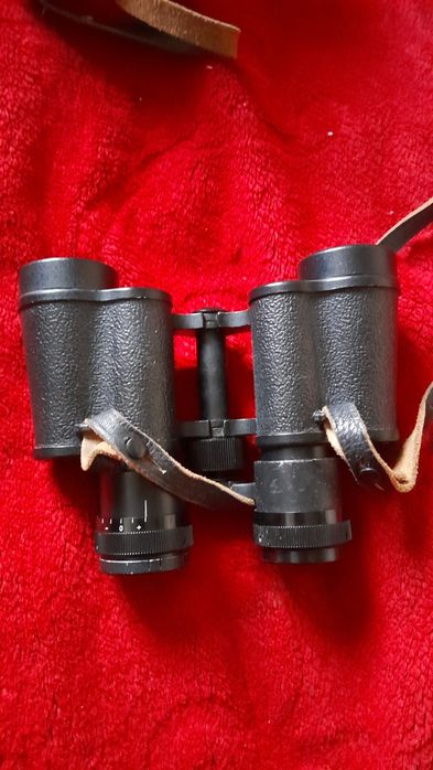 vând binoclu anii 1990 în husă de piele
