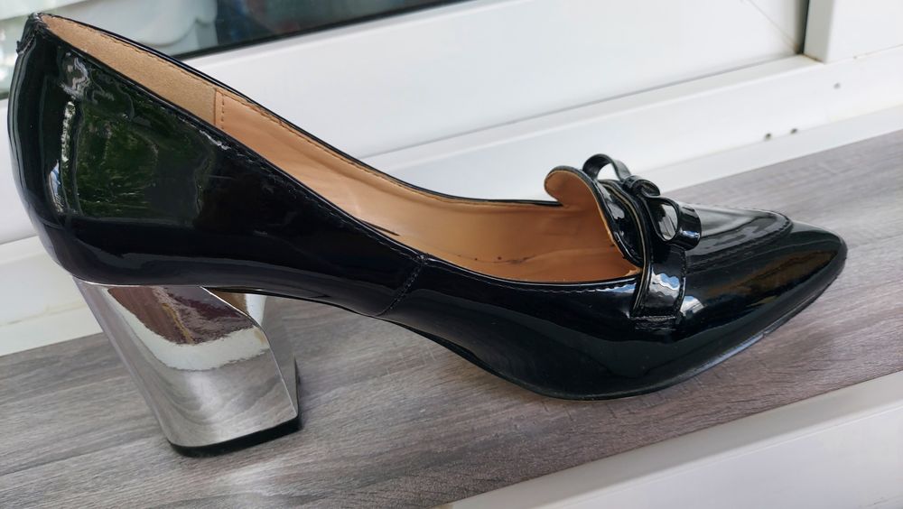 Продам лакированные туфли