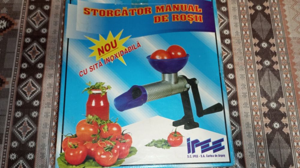 Storcător manual de roșii.