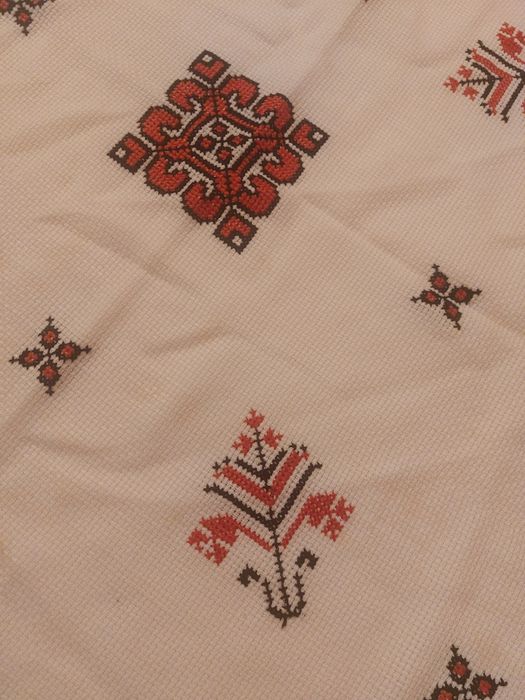 Față de masă artizanală -  brodată manual