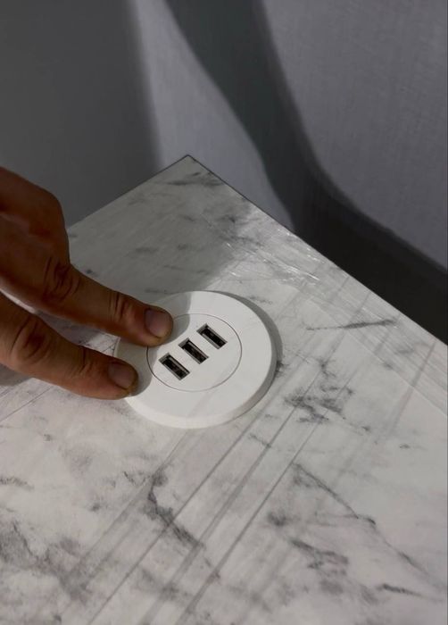 Компьютерный стол с зарядкой