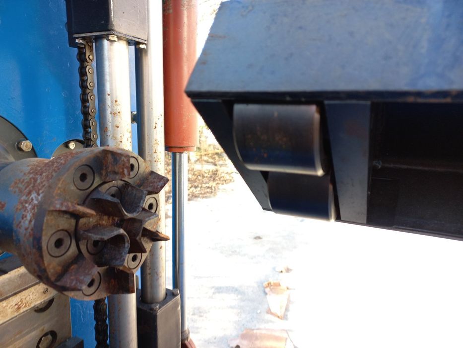 Нова машина за развиване на фурнир Украинска