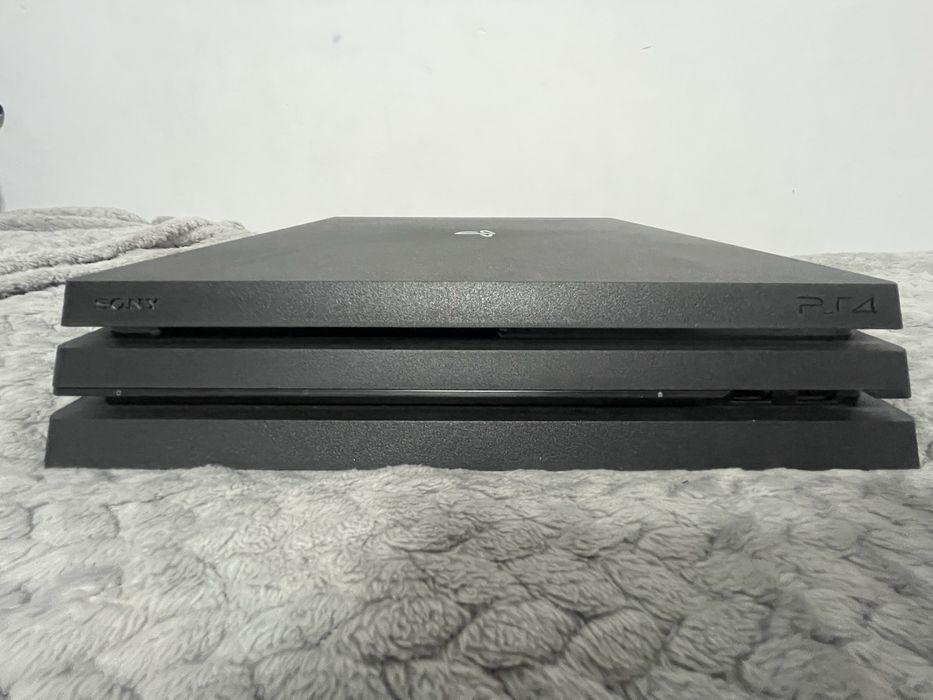 PS4 PRO 1TB CUH-7216B + Controller PS4 Roșu + 3 Jocuri - Stare Excelentă