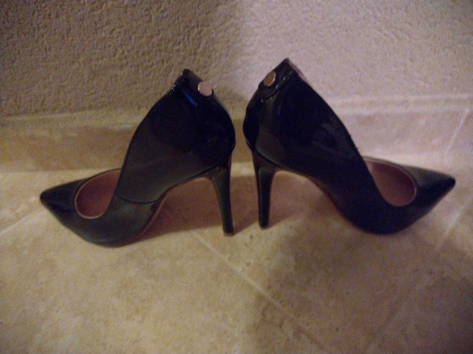 Продавам официални дамски обувки