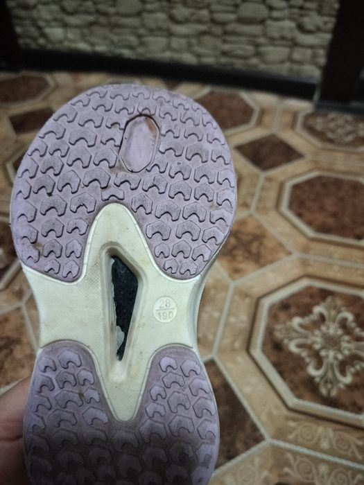 Продам детские кроссовки размер 28