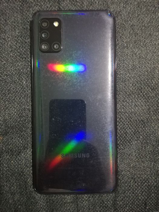 Samsung Galaxy A31 cu displayul spart. Placa este buna