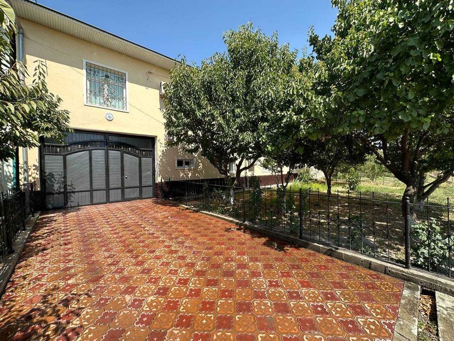 Уй (участка) сотилади. 2 каватли, 9 та хона, 6 сотих