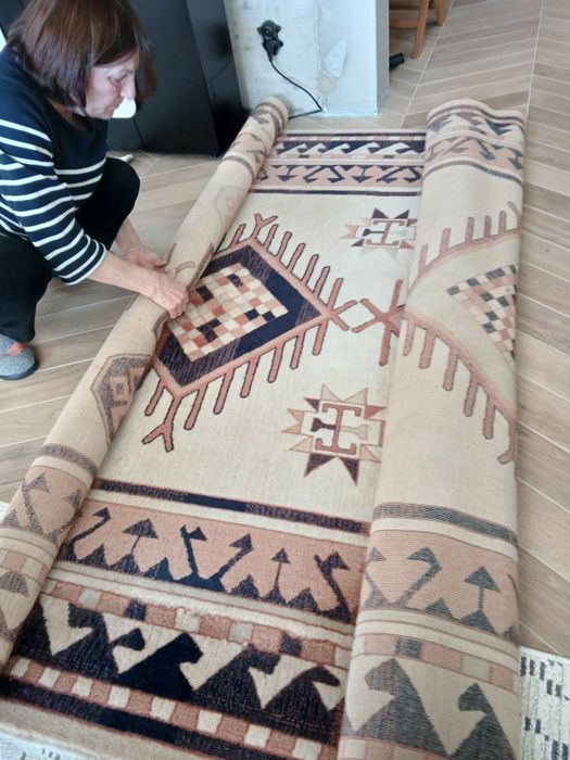 Продавам вълнен персийски килим