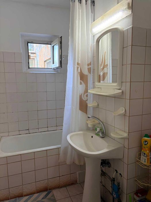 Apartament 3 camere zona Stadion - Aries, etaj intermediar, centrala, clima