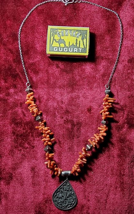 Ожерелье из перцового коралла