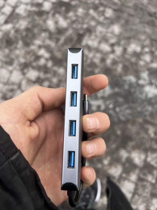 USB-C hub (adapter)