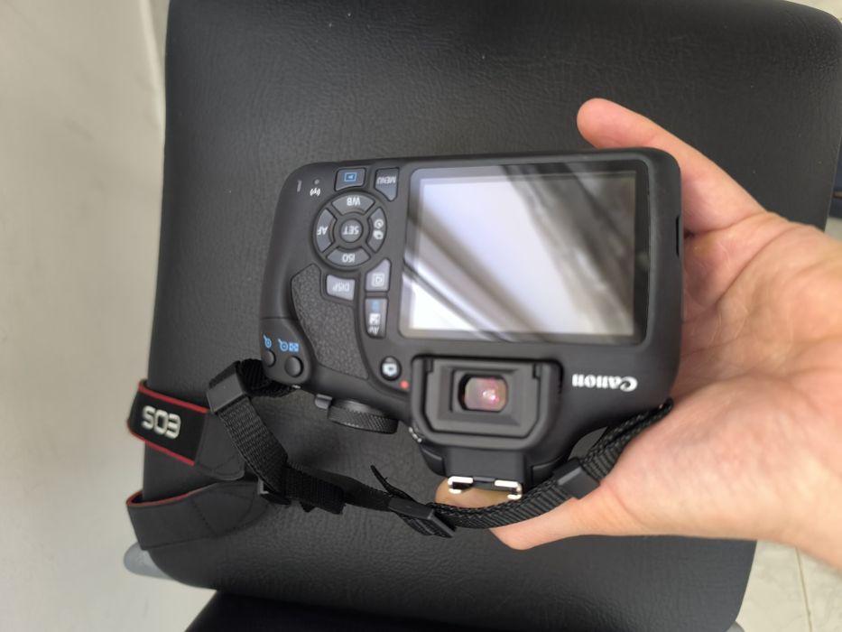 DSLR фотоапарат CANON EOS 2000D