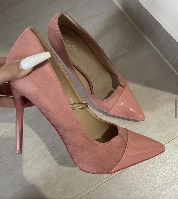 Обувки на висок ток