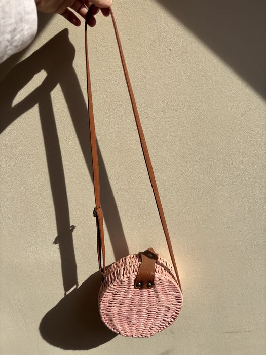 Розова плетена чанта, носена веднъж