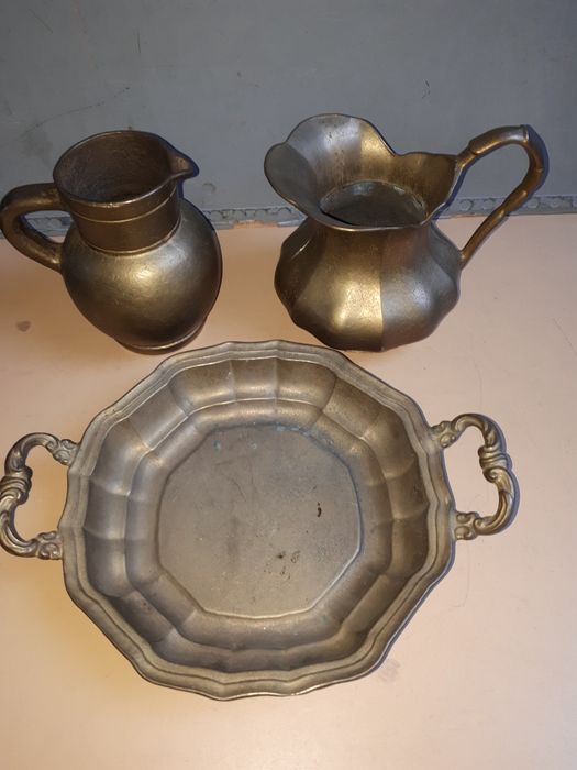 бронзов поднос с две атрактивни кани