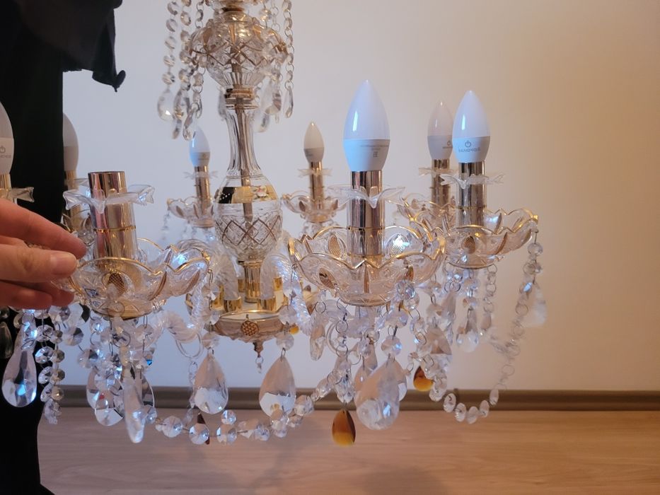 Люстра гостевая красивая