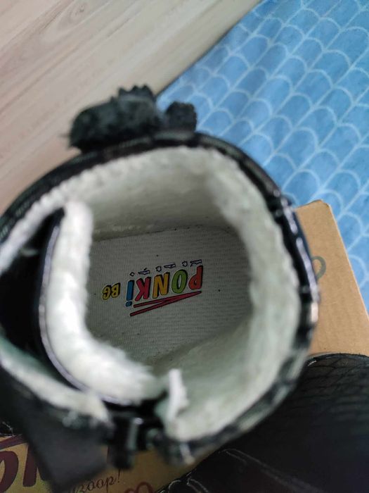 Зимни обувки за момиче,20номер на марката Понки.