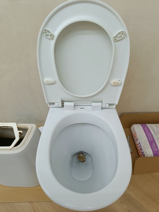 Продам унитаз для ремонта с бочком