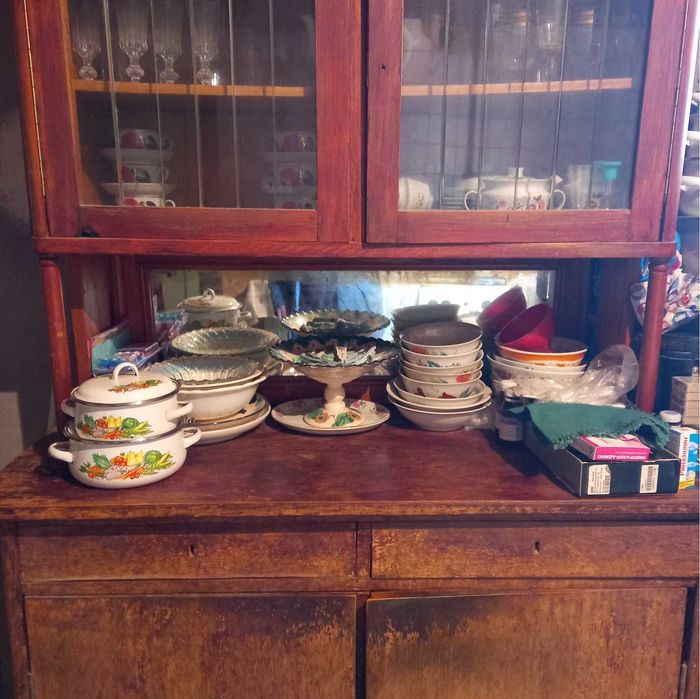 Трюмо , трехстворчатый шкаф,буфет.