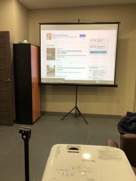 Аренда проектора с экраном и установкой