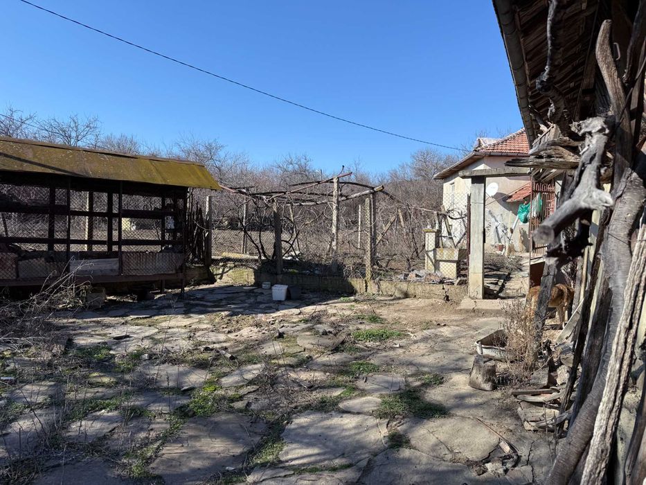 Къща с двор и селскостопански постройки