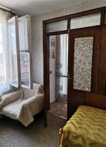 Продава се самостоятелно двуетажно жилище в масивна къща в гр. Попово