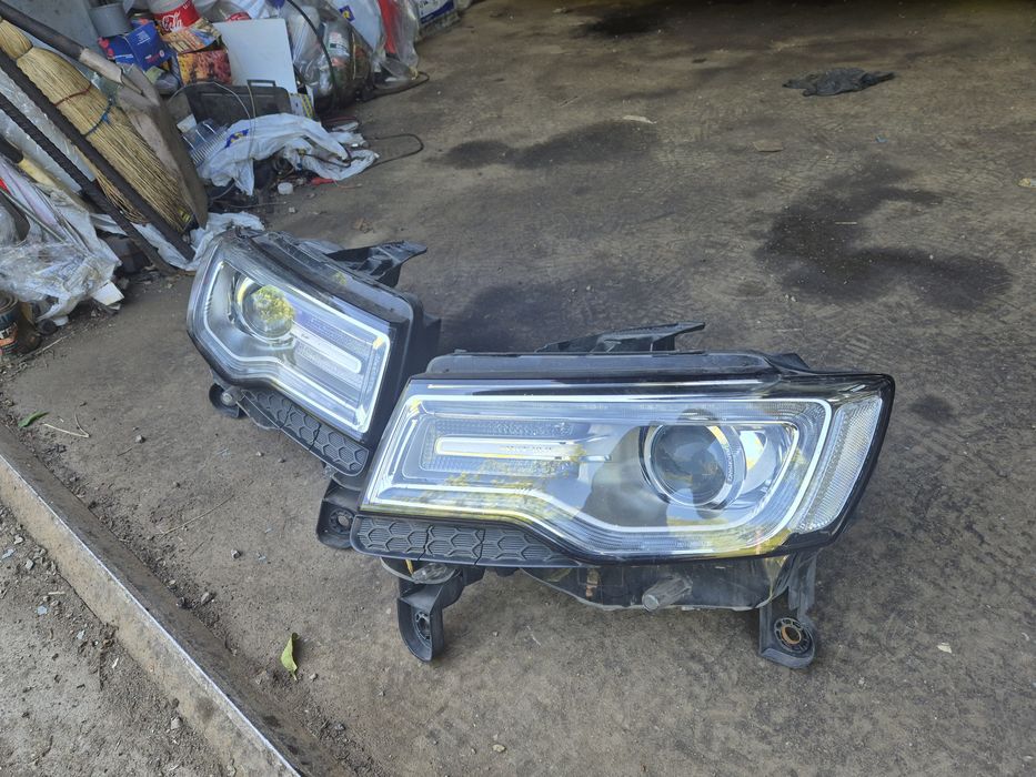 Оригинални фарове за Jeep Grand Cherokee WK2