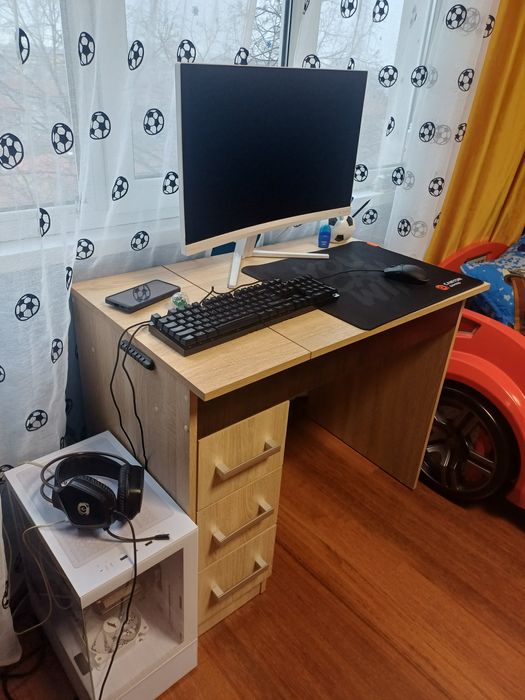 Бюро  като чисто ново