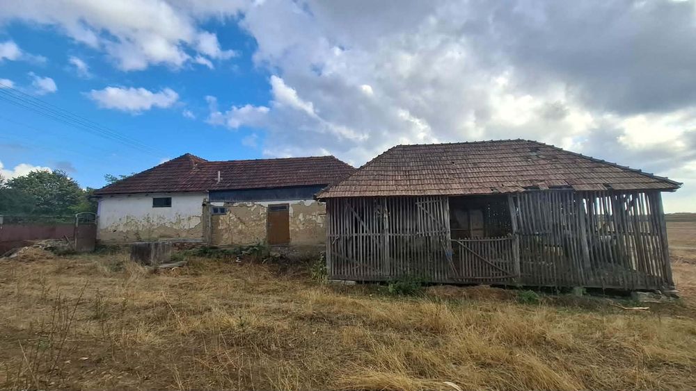 Vând casă la țară