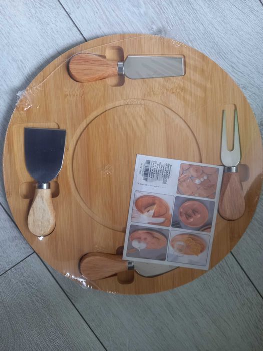 Дървена плато с прибори