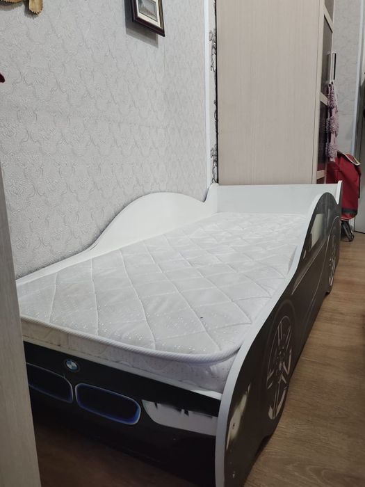 Детская кровать машина