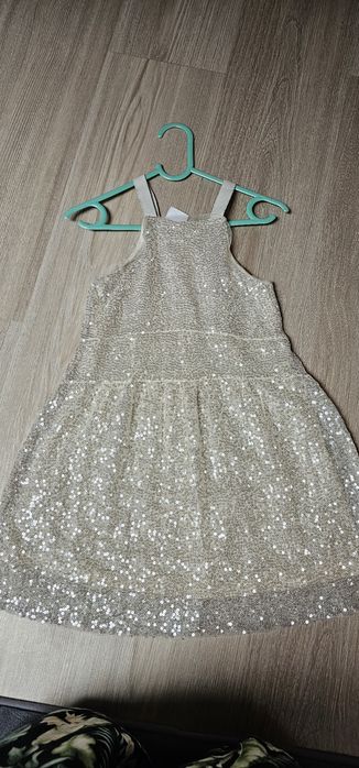 Детска рокля с пайети за 4/5 год.