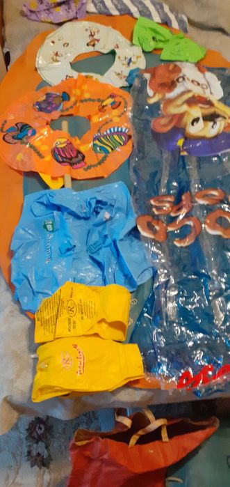 Vand rucsaci copii, saltele si colaci pentru inot