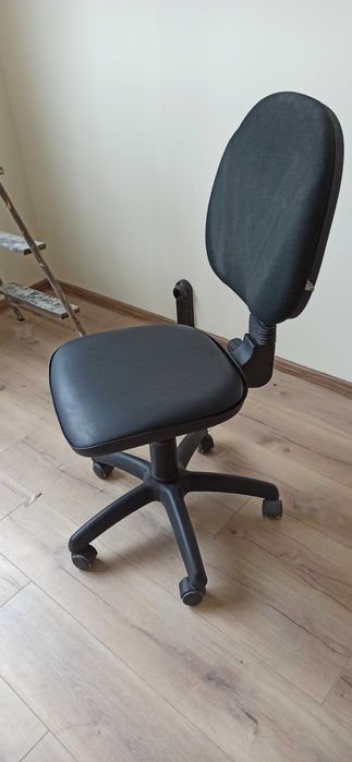 Офис стол. Текстил и кожа