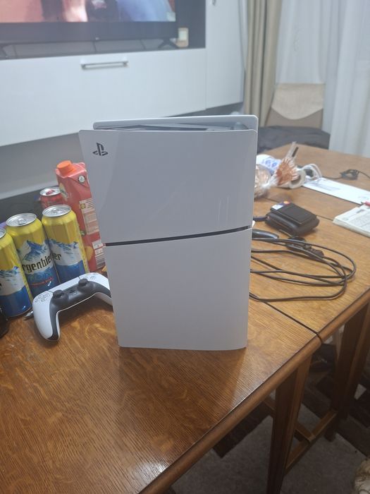 Consolă PlayStation 5 slim 1TB. 
arată ca nouă, vine în cutia sa și include jocuri