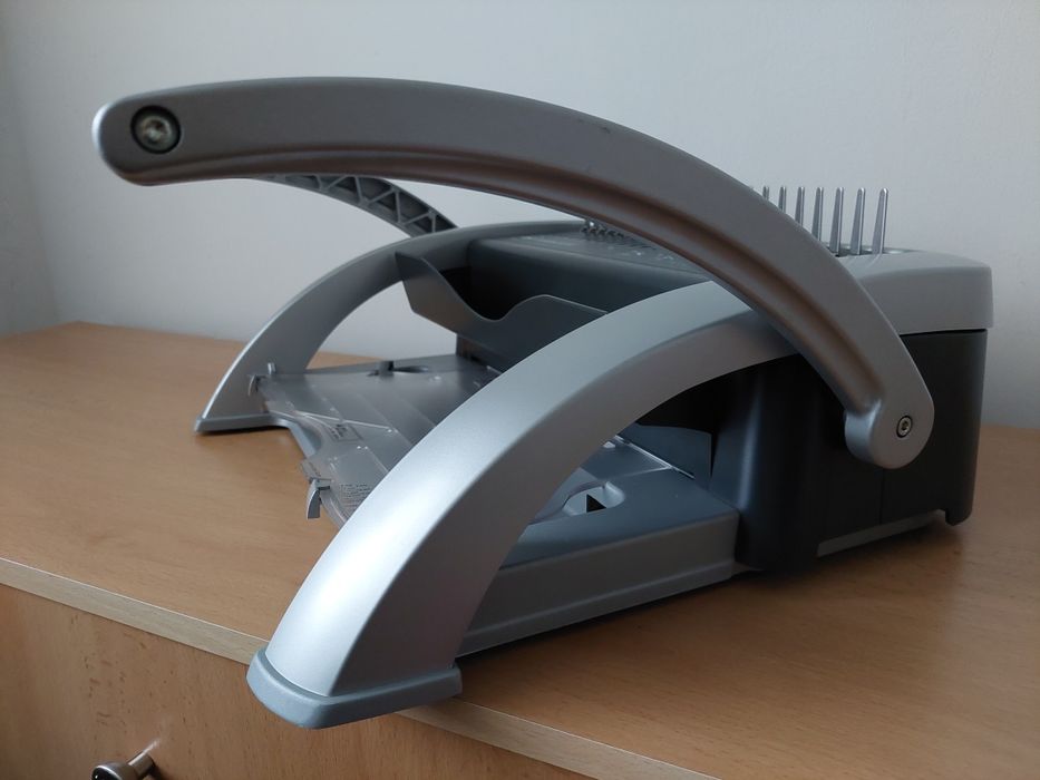 Подвързваща машина GBC CombBind C210 с пластмасови спирали